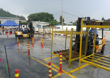 叉車的例行檢查、叉車運(yùn)行路線是否正確、叉車倒庫不出線/不撞到標(biāo)桿、指定